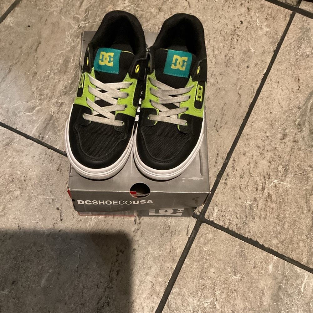 DC Shoes in Black Yellow Green & Turquoise for Kids SIZE. 11.5